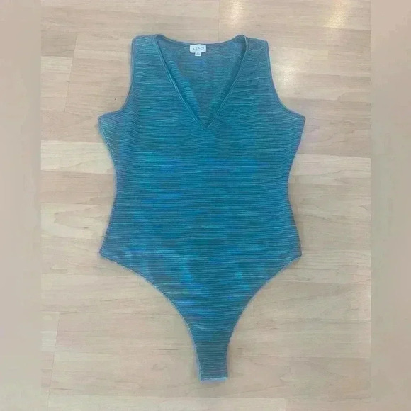 Le Lis Bodysuit NWOT size M. Super cute teal pattern 💗💗 - Picture 1 of 3